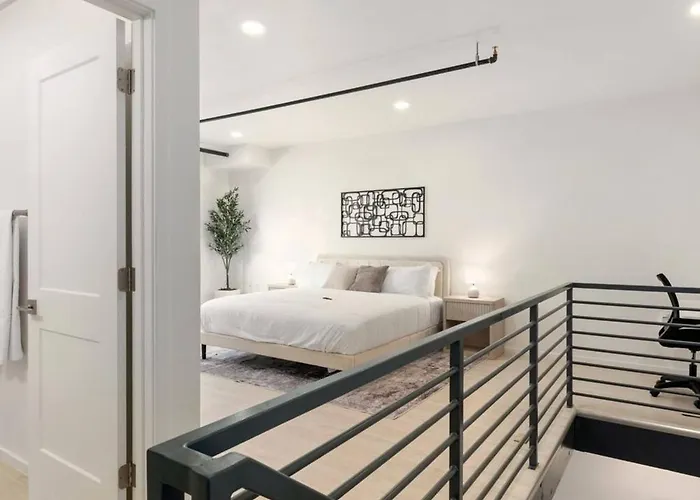 Modern Stylish Downtown Loft, By Uofa + Foodie Hub