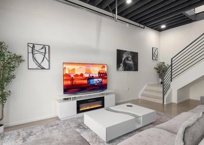 Modern Stylish Downtown Loft, By Uofa + Foodie Hub Apartment
