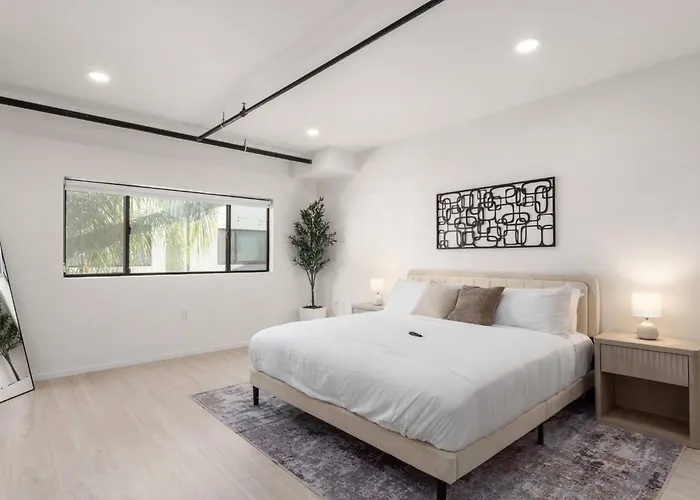 Apartment Modern Stylish Downtown Loft, By Uofa + Foodie Hub