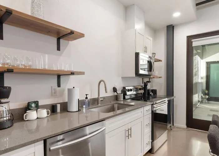 Apartment Modern Stylish Downtown Loft, By Uofa + Foodie Hub *