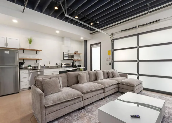Modern Stylish Downtown Loft, By Uofa + Foodie Hub Apartment *