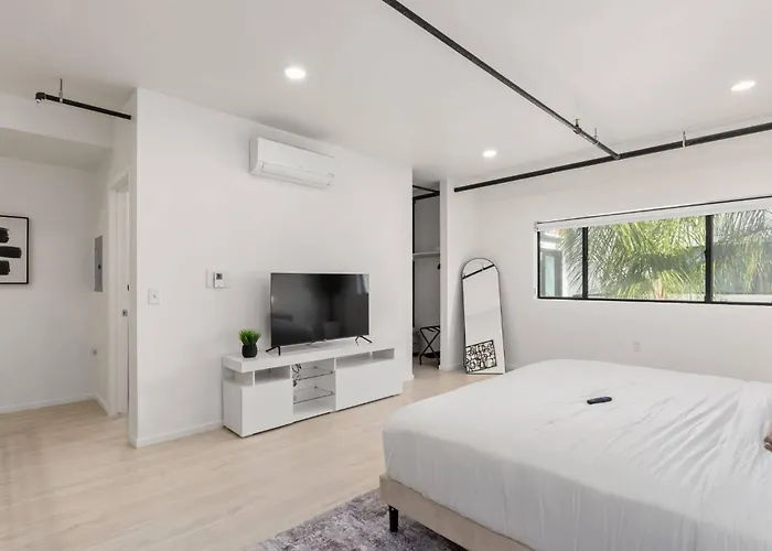 Apartment Modern Stylish Downtown Loft, By Uofa + Foodie Hub *