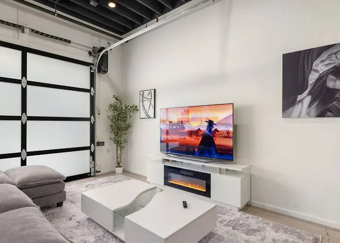 Modern Stylish Downtown Loft, By Uofa + Foodie Hub Apartment
