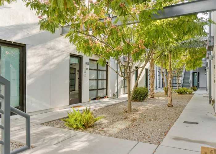 Apartment Modern Stylish Downtown Loft, By Uofa + Foodie Hub *