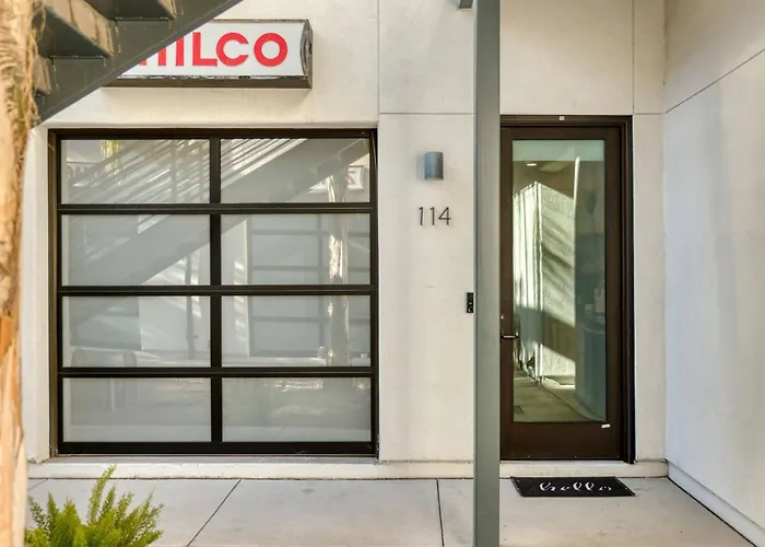 Modern Stylish Downtown Loft, By Uofa + Foodie Hub *