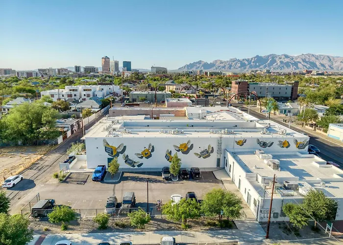 Apartment Modern Stylish Downtown Loft, By Uofa + Foodie Hub